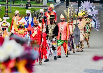Presiden Jokowi Berbaju Adat NTT Saat Pimpin Upacara di Istana Merdeka