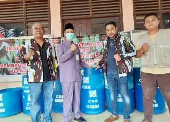 IPK Kepri Bersama PT Ecogreen Oleochemicals Batam Menyalurkan Batuan Tong Sampah