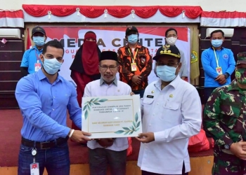 Bupati Menerima Batuan Untuk Masyarakat Karimun Terdampak Covid-19 Dari Karyawan Saipen