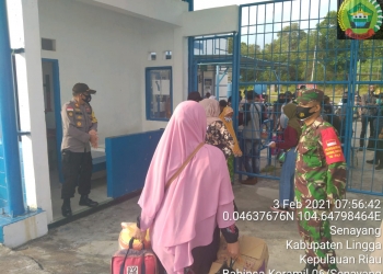 Babinsa Senayang Melakukan Pengawasan & Penertiban Prokes Penumpang Ferry di Pelabuhan Senayang