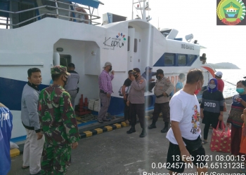 Babinsa Senayang Lakukan Operasi Penertiban Prokes Penumpang Ferry