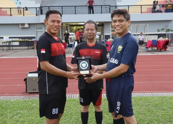Ketua DPRD Ikut Pertandingan Sepak Bola Persahabatan