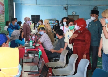 Walikota Rahma Kunjungi Lokasi Vaksinasi Lansia di Gedung PSMTI