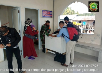 Babinsa Bersama Anggota Pos PKM Desa Cempa Lakukan Penertiban Prokes Penumpang Ferry