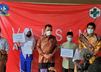 Gubernur Tinjau Vaksinasi Covid-19 untuk Usia 12-17 Tahun di Bintan