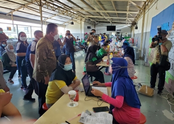 Ansar Tinjau Vaksinasi Pekerja Industri PT Wik Far East Batam