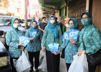 Berbagi 20.000 Masker, Dewi Ansar Ajak Disiplin Prokes