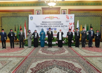 Pengabdian Terbaik, Gubernur Ansar Sematkan Tanda Kehormatan Satyalancana Karya Satya untuk ASN