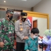 KAPOLDA KEPRI TINJAU PELAKSANAAN VAKSINASI MASSAL PELAJAR SLTP & SLTA BERSAMA KOMINDA