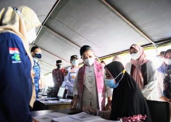 Salurkan Bantuan Pangan di Bandara RHF, Dewi Ansar: Yakinlah Kita Bisa Melewati Ujian ini