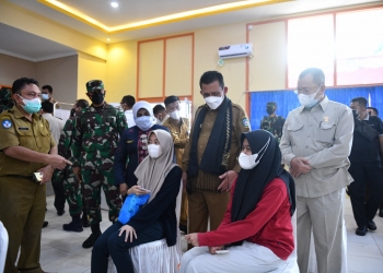 Persiapan Pembelajaran Tatap Muka, Gubernur Ansar Tinjau Vaksinasi di SMAN 4 Tanjungpinang