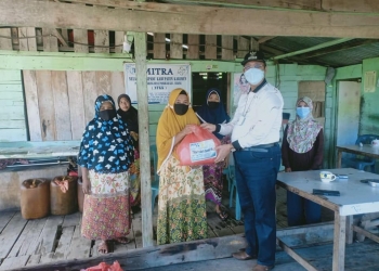 Aksi Peduli Masyarakat Terdampak Pandemi, Wabup Karimun Menyerahkan Bantuan Sembko