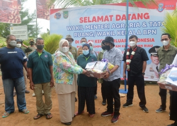 Kunjungi Pelampong, Wagub Marlin dan Wamen Surya Tjandra Serahkan Sertifikat & Bantuan Sembako