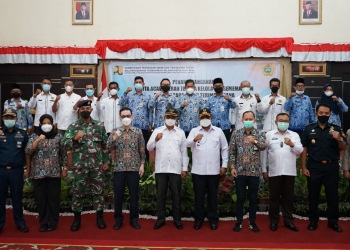 Aunur Rafiq Menandatangani Berita Acara Serah Terima TPA Sememal