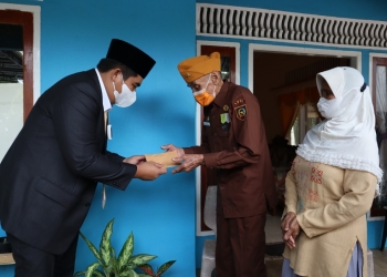 Usai Apel Hari Pahlawan 2021, Plt Bupati Bintan Kunjungi Veteran