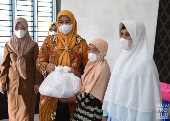 Sempena Hari Ibu, PKK Kepri Membagikan 1000 Paket Sembako di Bintan