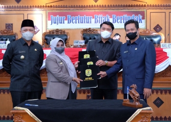 Dipenghujung Tahun 2021 Walikota dan DPRD Tandatangani 3 Perda