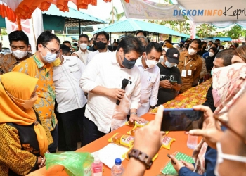 Tinjau Operasi Pasar Murah Airlangga Memastikan Harga Minyak Goreng Terjangkau