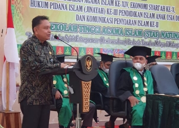 Plt Kadisdik Darson Menyampaikan Orasi Ilmiah di Sidang Senat Terbuka STAI Natuna