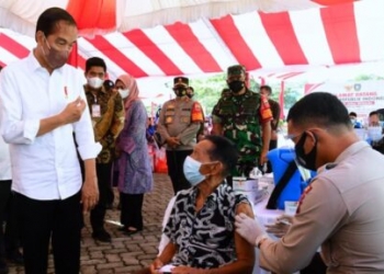 Presiden Jokowi Tinjau Vaksinasi bagi Lansia dan Anak di Kabupaten Bintan