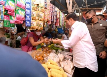 Presiden Jokowi Bagikan Bantuan Modal Bagi Pedagang di Pasar Porsea