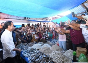 Presiden Jokowi Bagikan Bantuan Modal Bagi Pedagang di Pasar Porsea