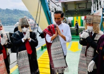 Melihat Makna di Balik Prosesi Adat Penyambutan Presiden di Toba