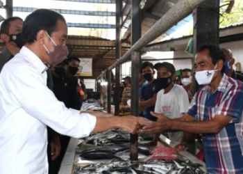 Presiden Jokowi Bagikan Bantuan Modal di Pasar Kebun Lada Kota Binjai