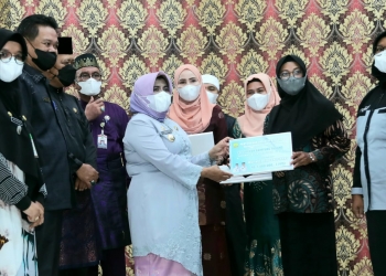 Walikota Serahkan Insentif RT/RW Disejalankan Silaturahmi Sambut Ramadhan