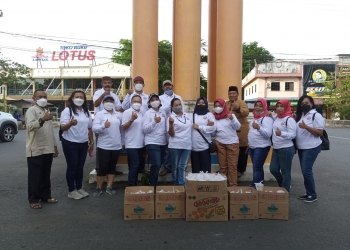 Indahnya Ramadhan, Keluarga Maluku di Tanjunpinang Bagikan Takjil untuk Masyarakat Pengendara