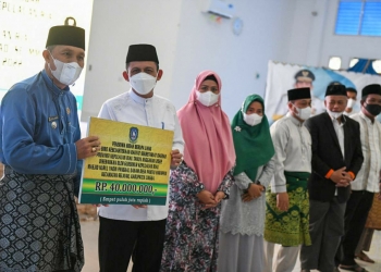 Gubernur Kepri Serahkan Bantuan Hibah Keagaaman & SK PTK Non ASN di Lingga