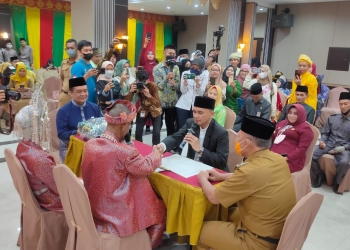 Wako Rahma Berikan Kado Nginap Gratis di Hotel Comforta untuk 10 Pasang Suami Istri Nikah Massal