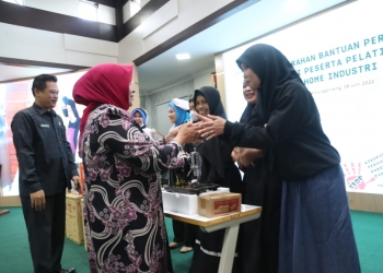 Bentuk Perhatian Pemko Terhadap Home Industry, Rahma Serahkan Mesin Jahit & Peralatan Kuliner