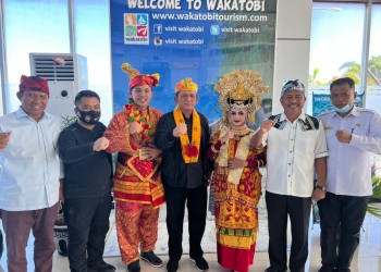 Suatu Kehormatan, Gubernur Ansar Disambut Hangat Pemprov Sulteng dan Pemkab Wakatobi di Bandara Matohara