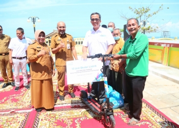 Bersama PT PLN, Walikota Tanjungpinang Salurkan Bantuan untuk Masyarakat Penyengat