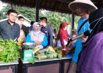 Aktivitas Jual Sayur dan Sembako Murah, Walikota Tanjungpinang Ikut Promosikan Pasar Tani