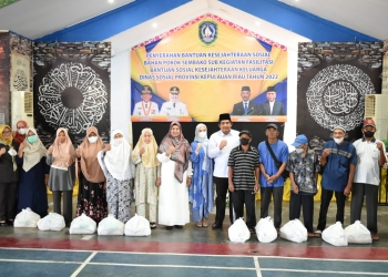 Dinas Sosial Kepri Serahkan 1.070 Paket Sembako Untuk Warga Bintan