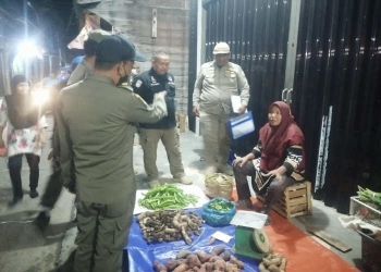 Satpol PP Lakukan Penertiban PKL yang Masih Jualan di Sekitar Pasar Baru