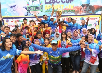 Di Perlombaan L2CS, Walikota Rahma Serahkan Trophy Kejuaraan Renang