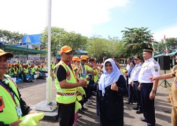 Walikota Tanjungpinang Serahkan Atribut kepada 180 Juru Parkir