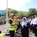 Walikota Tanjungpinang Serahkan Atribut kepada 180 Juru Parkir