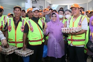 Berbagi Kasih Wujud Kepedulian di Jumat Berkah, Rahma Salurkan Sembako untuk Juru Parkir