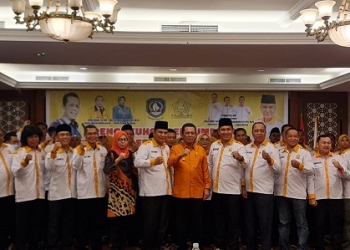 Salurkan Beasiswa, Ansar Mengajak Semua Elemen Majukan Dunia Pendidikan Kepri