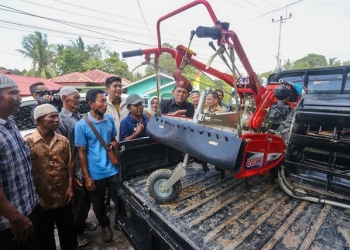 Upaya Pengendalian Inflasi, Ansar Distribusikan Bantuan Poktan dan KWT di Bintan
