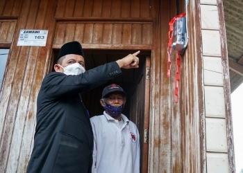 Serahkan Bantuan Instalasi Listrik dan CSR, Gubernur Ansar: Alhamdulillah Harapan Warga Telah Terwujud