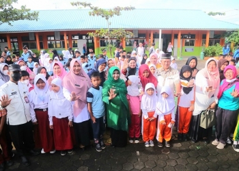 Serahkan KIA, Walikota Tanjungpinang Imbau Seluruh Anak Wajib Miliki Kartu Identitas Anak