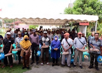 Wujud Kepedulian, Walikota Rahma Salurkan 1.185 Paket Bahan Makanan untuk Pekerja Harian Lepas