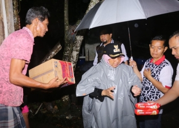 Keliling di Malam Hari Tinjau Langsung Kondisi Warga Terdampak Banjir, Rahma Salurkan Bantuan