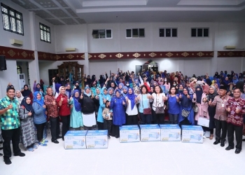 Terus Dukung Pelaku Usaha Lokal, Hari Kedua Walikota Rahma Serahkan Bantuan Peralatan ke 635 IKM
