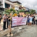 Warga Perum Mahkota Alam Raya Lakukan Aksi Penanaman Pohong Pisang di Badan Jalan yang Berlubang